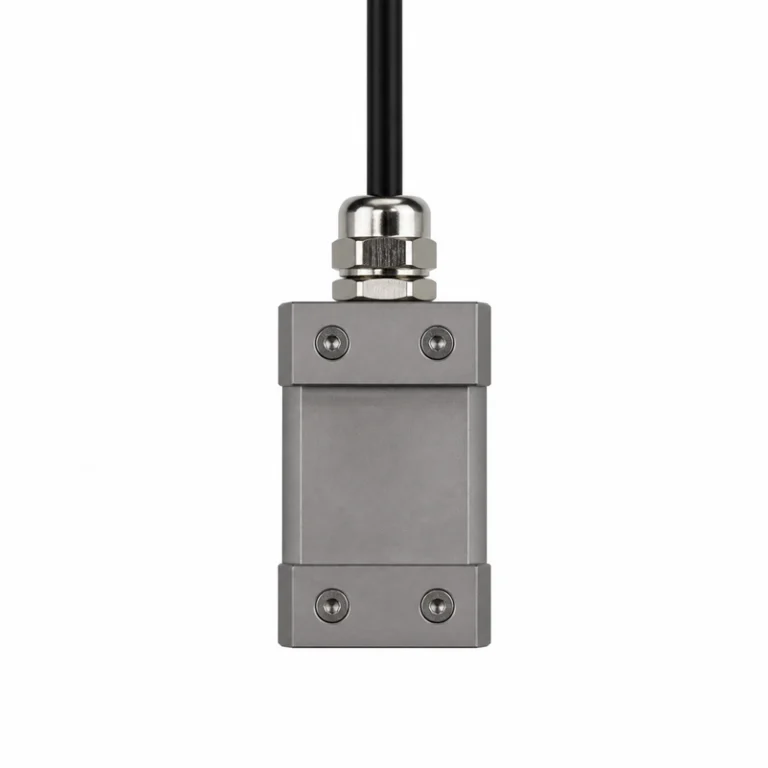 Transductor ultrasónico de caudal externo BBFM-Q1M-D con cuerpo rectangular, cuatro tornillos de fijación y cable superior