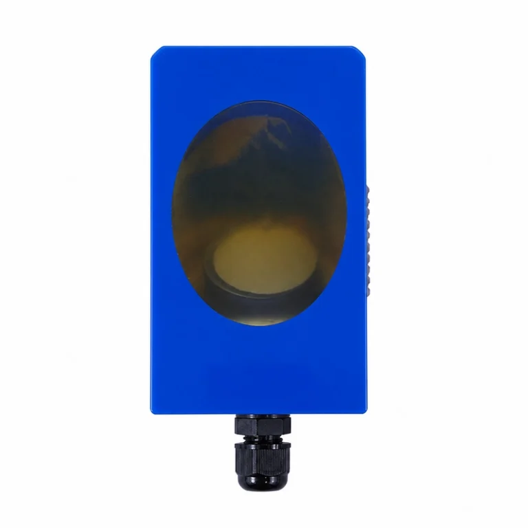 BBFM-Q410K Clamp-On-Ultraschall-Durchflusswandler mit blauem Rechteckkörper, ovaler Koppelfläche und unterer Kabelverschraubung